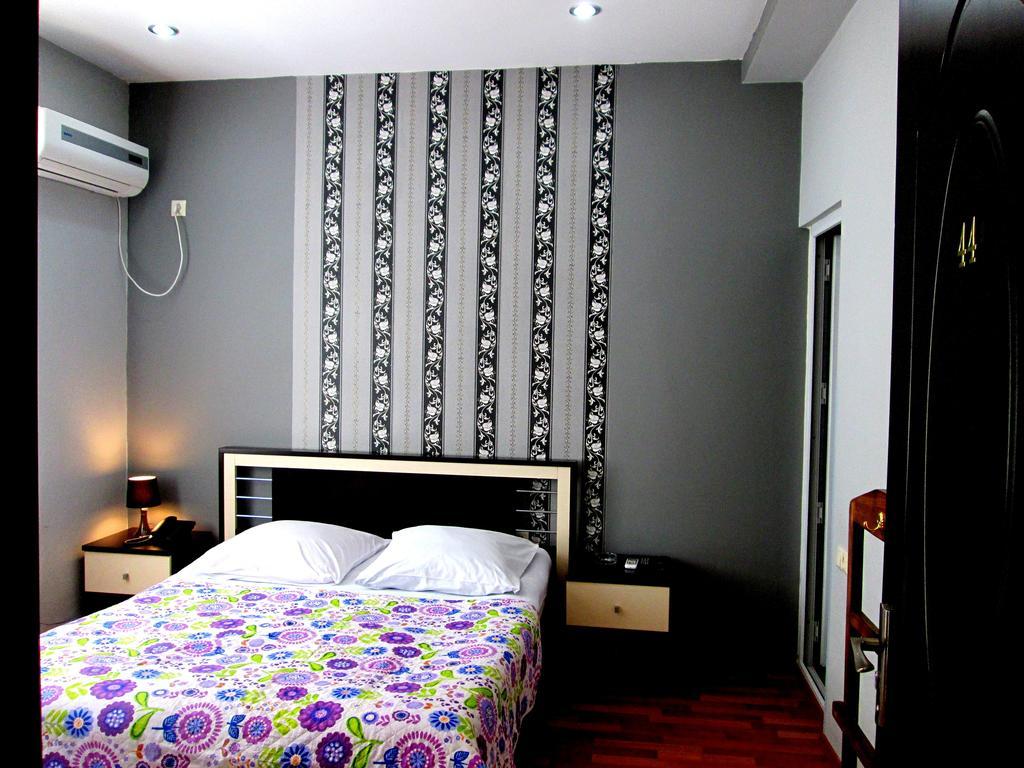 Max Comfort Hotel Kutaisi Room photo